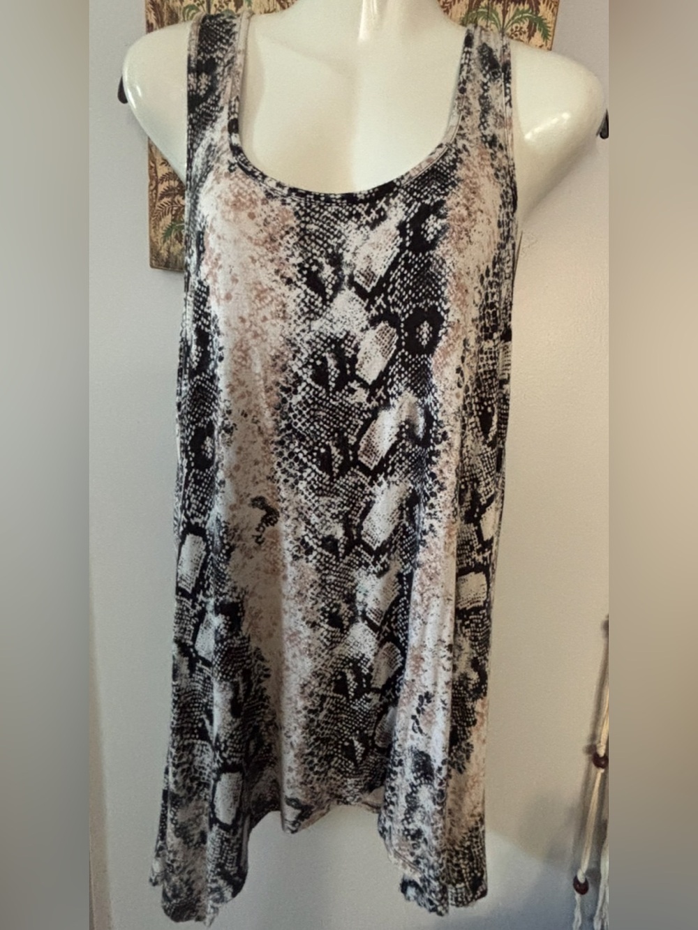 Bobeau short sleeve, shark bite, long tank 
Rayon and Spandex.  Animal print